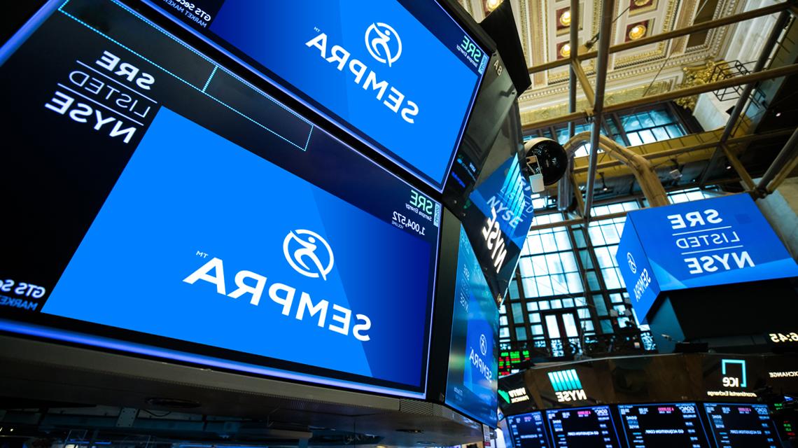 森普拉的股票代码出现在纽约证券交易所的交易屏幕上